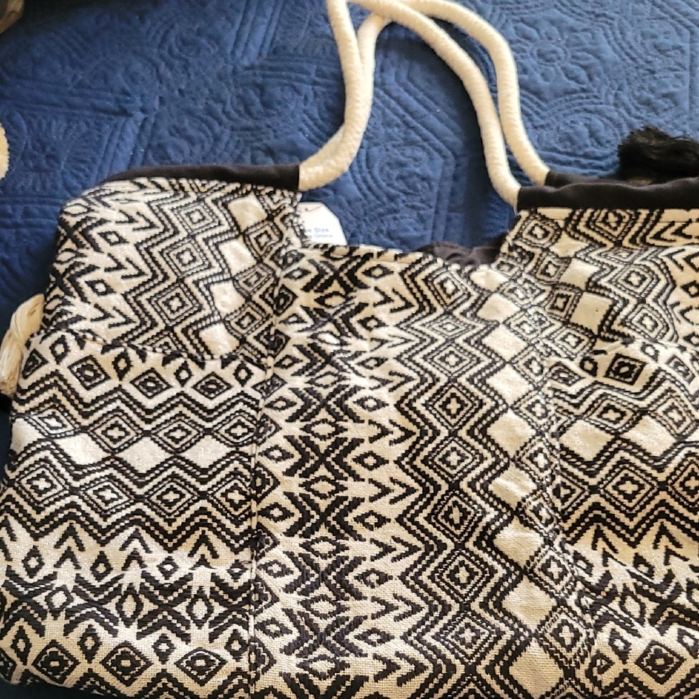 Chic Black and Off White Geo Patterned Tote Bag NEW! - Picture 7 of 14